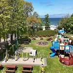 Beachfront Homes, Attractions For Children Holiday home *